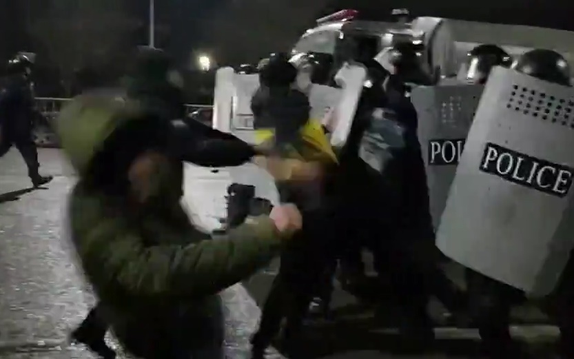 Bạo lực dữ dội ở Kazakhstan, phe biểu tình lao thẳng vào lá chắn cảnh sát đánh loạn xạ